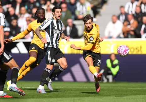 Rodrigo Gomes shoots at goal