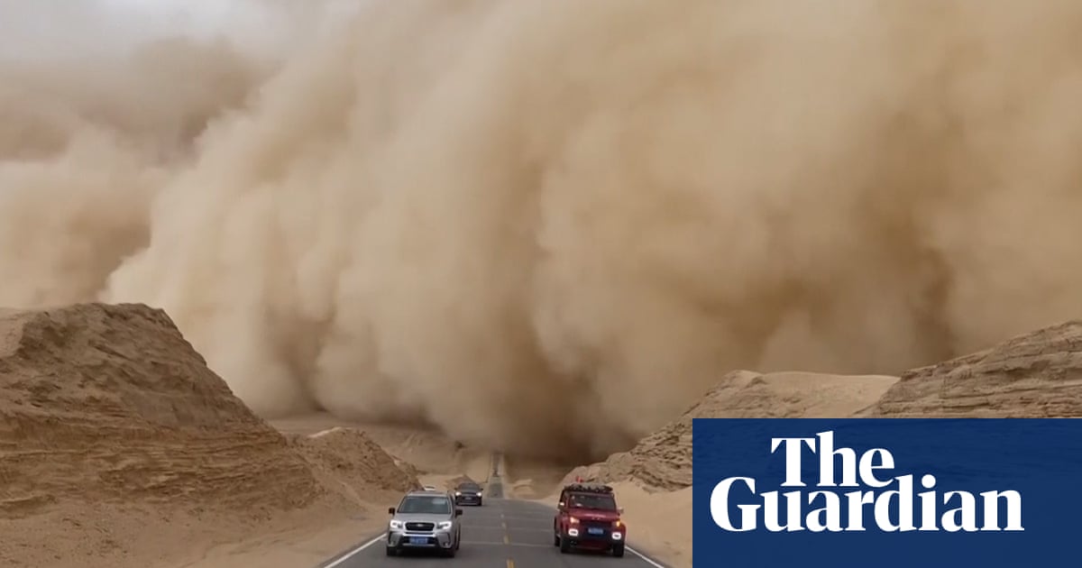 Huge sandstorm chases tourists in China – video