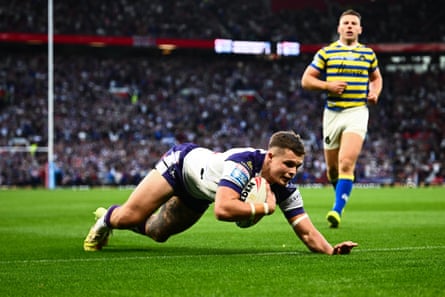 Cam Scott dives over to score a try for Wakefield