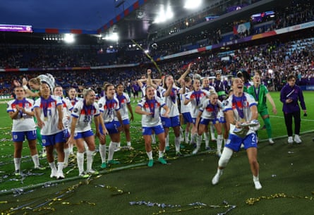 Lucy Bronze leads nan celebrations successful beforehand of nan England fans