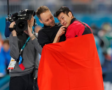 स्पीड स्केटिंग पुरुष 1500 मीटर में स्वर्ण पदक जीतने के बाद चीन के झोंगयान निंग खुशी से रो पड़े और उनके कोच जोहान डी विट ने अपने आंसू पोंछे और एक साथ जश्न मनाया।