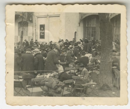 Los residentes judíos se reúnen con sus bultos de equipaje el 21 de noviembre de 1941 en una plaza de la ciudad de Breslau.  El historiador Steffen Heidrich dice que era poco probable que hombres, mujeres y niños conocieran su destino.