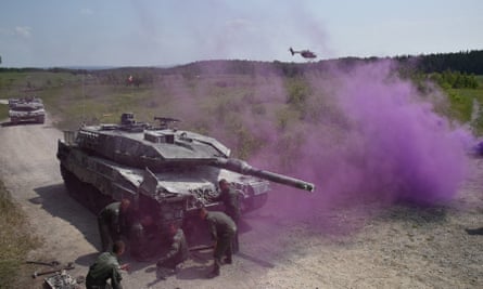 Een Leopard 2A5-tank.  Frankrijk, Polen en het Verenigd Koninkrijk hebben beloofd binnenkort tanks te sturen die het Oekraïense leger kan gebruiken om zichzelf tegen Rusland te beschermen.  Finland overweegt het voorbeeld te volgen.