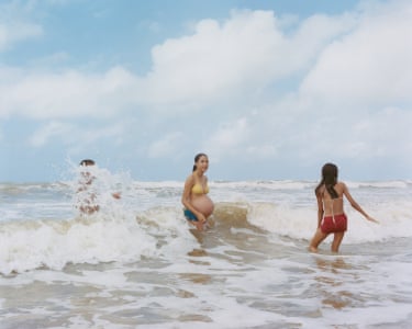 Inocencia en mar, 2019 . A pregnant woman and a girl playing in the surf