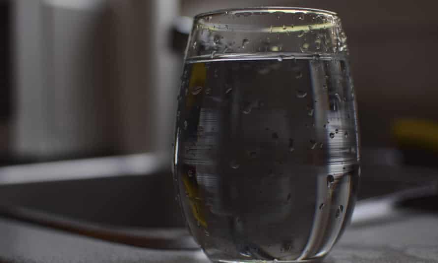 PFAS'a maruz kalmanın en rahatsız edici yollarından biri, fabrikalardan ve diğer tesislerden gelen deşarjlarla kirlenmiş içme suyudur.