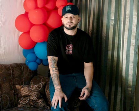Musician Arturo Suárez posing for a picture in front of some balloons