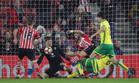 Southampton’s Shane Long, centre, scores the winning goal against Norwich City.