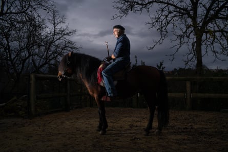 فرناندو بيزيرا، مربي جارانو، 66 عامًا، يقف لالتقاط صورة مع أحد فحوله في مزرعته في بونتي دي ليما، البرتغال.