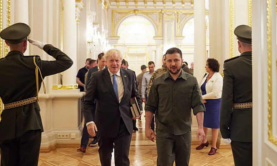 Boris Johnson e Volodymyr Zelenskiy em Kyiv, 17 de junho de 2022.