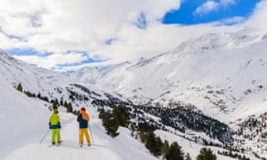 Deux skieurs sur belle pente et vallée de montagne en saison d'hiver dans le domaine skiable de Hochgurgl-Obergurgl, Tirol, Autriche