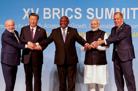 Luiz Inácio Lula da Silva, Xi Jinping, Cyril Ramaphosa, Narendra Modi and Sergei Lavrov shake hands