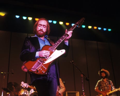 Dave Mason tocando con la guitarra en el escenario durante sus mejores años