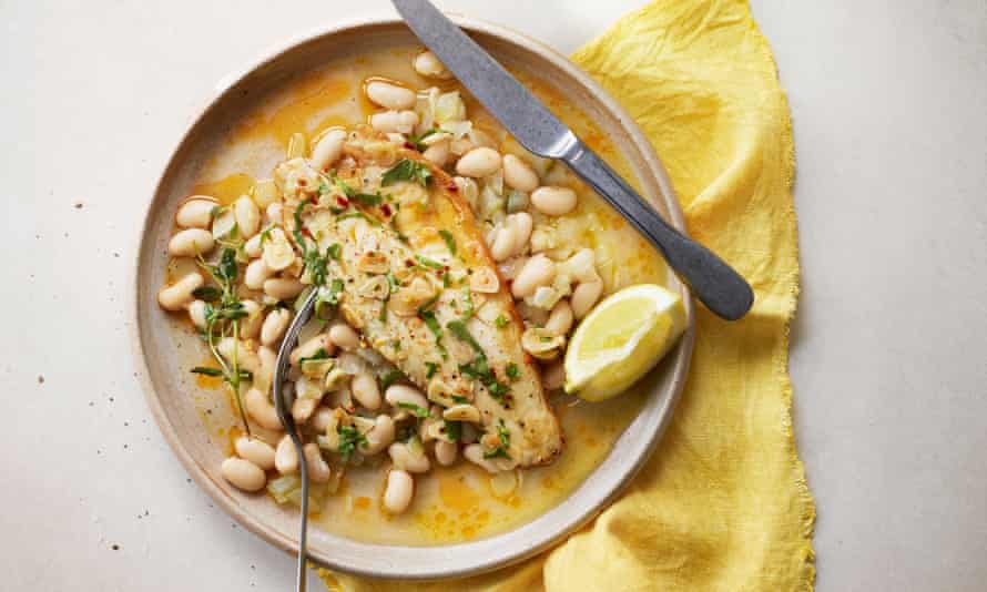 Poisson grillé à la poêle avec ail, vinaigre et piment.