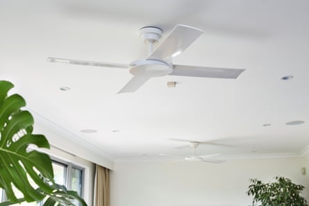 Un ventilateur de plafond vous rafraîchira, mais c'est beaucoup moins d'énergie que la climatisation.