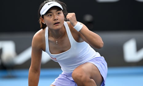 Yafan Wang feiert ihren Sieg gegen Emma Raducanu während der Australian Open im Melbourne Park