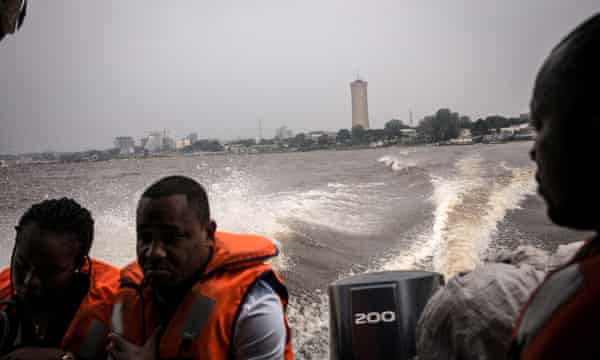 遠くにブラザヴィルのナベンバタワーで、二つの首都の間のボートに乗って乗客。