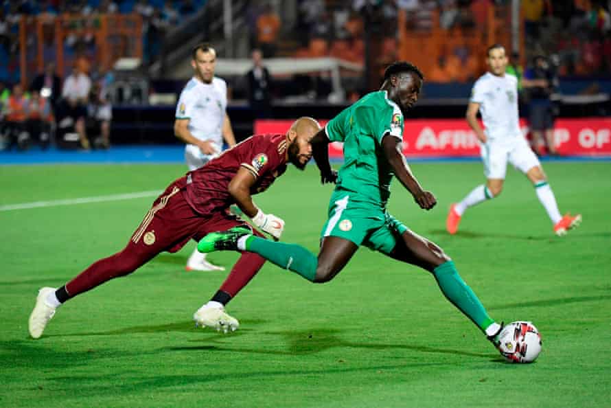 M’baye Diagne beats Algeria’s goalkeeper Rais M’Bolhi.