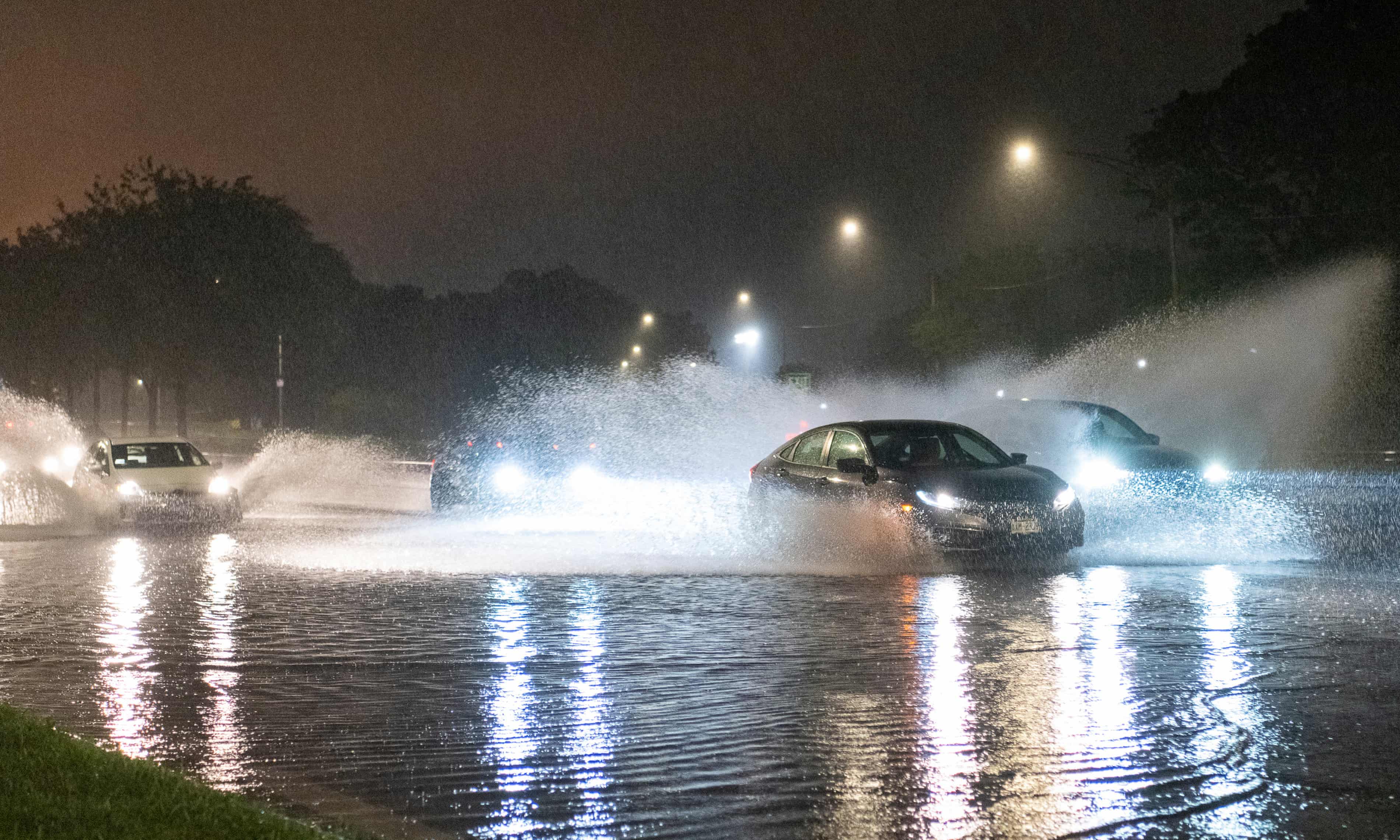 Tornado reported at Chicago airport as storms blow through midwest (theguardian.com)
