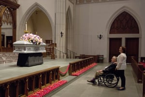 George HW Bush looks at the casket with his daughter Dorothy âDoroâ Bush Koch.