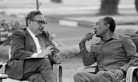 Henry Kissinger in talks with the Egyptian president Anwar Sadat, 1975.