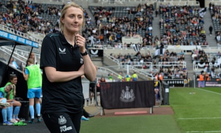 Becky Langley, manager de Newcastle, en marge contre Alnwick Town Ladies à St James' Park