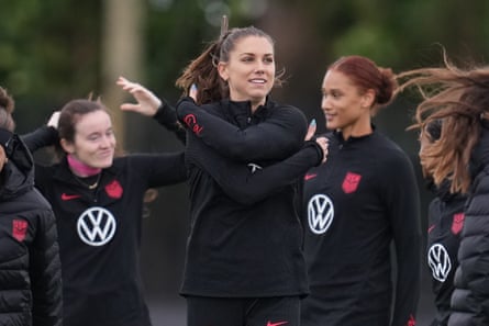 Alex Morgan của Mỹ thư giãn trong buổi tập hôm thứ Năm tại Bay City Park ở Auckland, New Zealand.