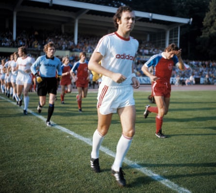 Franz Beckenbauer leads Bayern Munich before a game at Bayer 05 Uerdingen in the 1975/76 season.