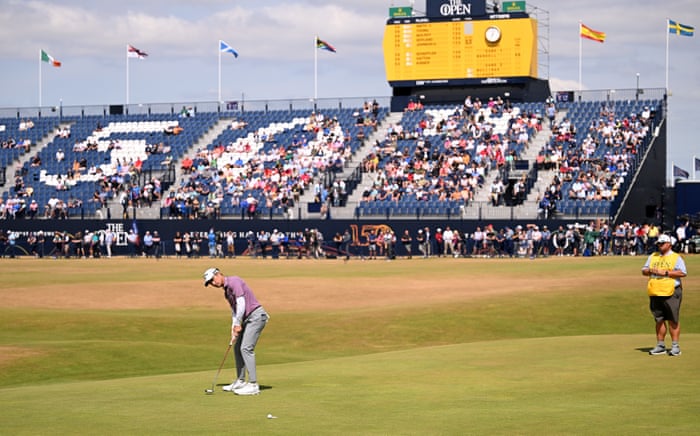 Kevin Kisner's 64th shot of the day was par on the 18th.