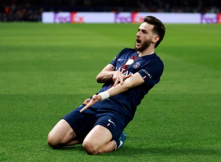 Khvicha Kvaratskhelia celebrates