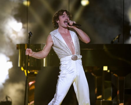 Benson Boone singing on stage