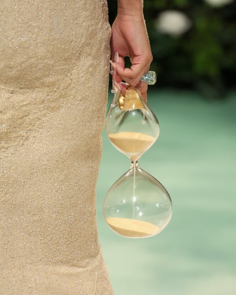 Tyla’s hourglass handbag