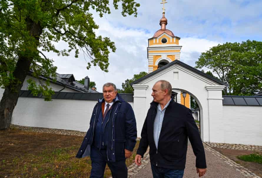 Le président du conseil d'administration de Rosneft Igor Sechin (l) visite le monastère de Konevsky sur l'île de Konevets sur le lac Ladoga dans la région de Leningrad avec le président Vladimir Poutine.