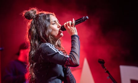 Amy Shark se produit au Sidney Myer Music Bowl en 2021.