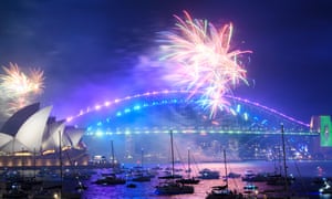 Los fuegos artificiales se ven sobre el puerto de Sydney durante las celebraciones de Nochevieja el 31 de diciembre de 2021.