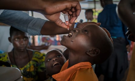 Un bambino rifugiato congolese riceve un vaccino antipolio