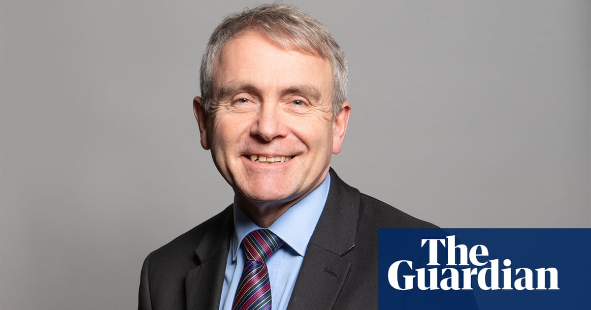 Tory environment select committee chair told to quit over ties to lobby group