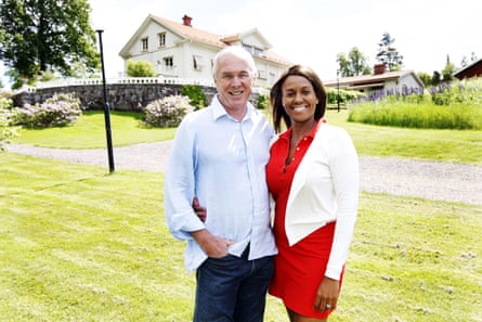 Sven-Göran Eriksson standing with his arm around his partner, Yaniseth, on grass outside a large house