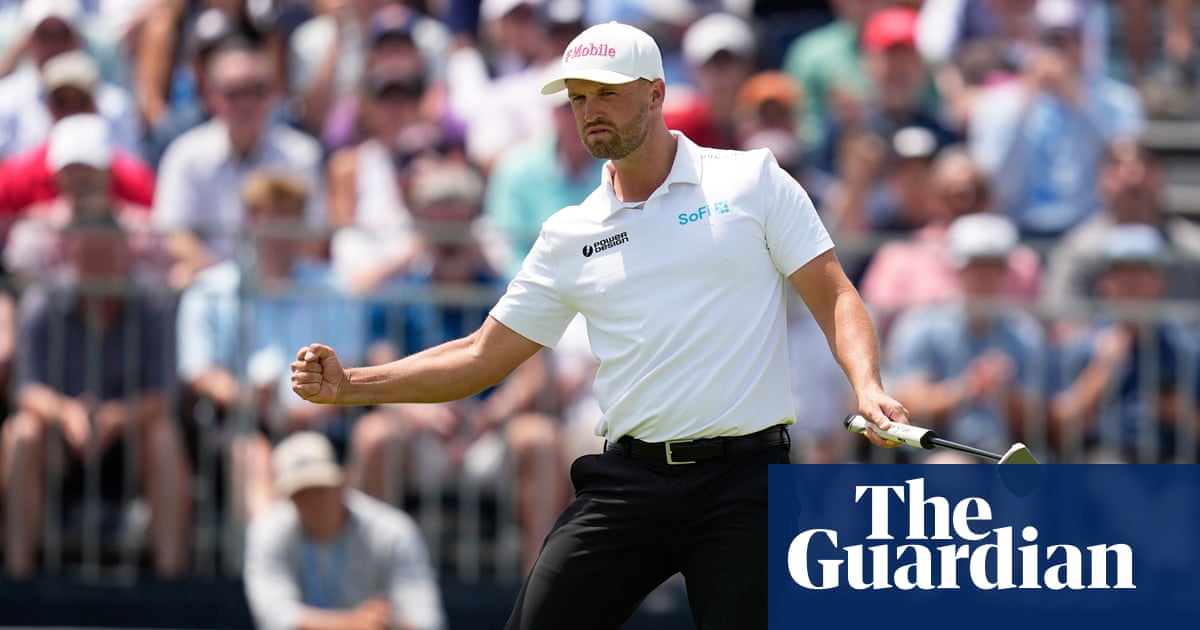 Wyndham Clark carries four-shot US Open lead as big names gather in chasing pack