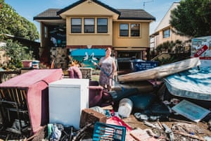 O morador de Ballina, June Mount, começa a limpar depois que as inundações na área destruíram milhares de propriedades.