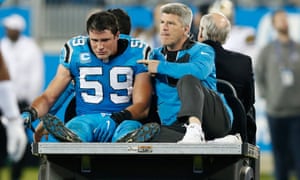 Luke Kuechly, estrella de la NFL con antecedentes de conmociones cerebrales, se jubila a los 28 años | Deporte 3 Luke Kuechly es sacado del campo con una conmoción cerebral en 2016