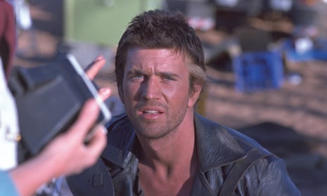Mel Gibson behind the scenes of Mad Max 2