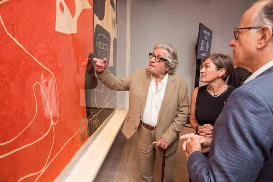 Lead donor Peter Weiss and Sydney Opera House chief executive, Louise Herron, admire the tapestry.
