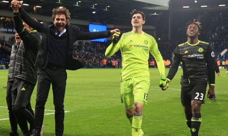 Antonio Conte (kiri) melakukan selebrasi setelah peluit akhir dibunyikan bersama Thibaut Courtois dan Michy Batshuayi setelah kemenangan telak Chelsea atas West Brom pada 2017