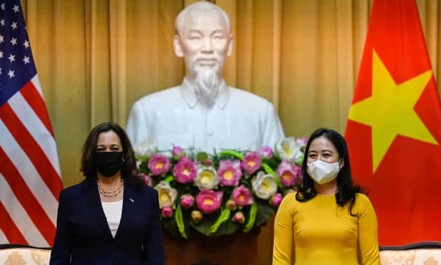 Kamala Harris (L) and Vietnam’s Vice President Vo Thi Anh Xuan pose for a photo at the Presidential Palace in Hanoi