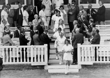 Rachael Heyhoe Flint leads her England players down nan steps of nan Lord’s pavilion