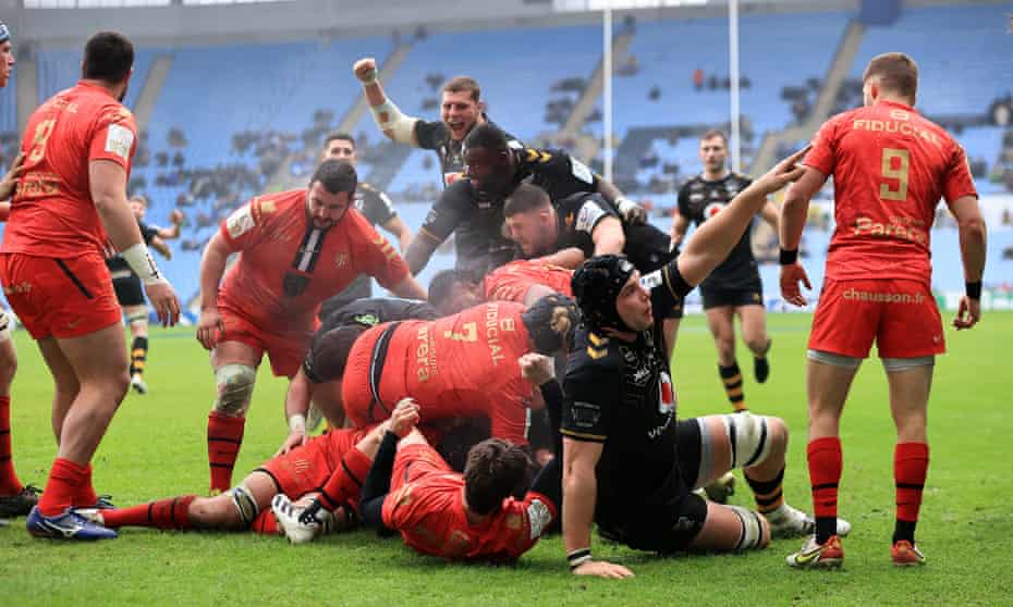 Wasps players celebrate a try for Brad Shields against the European champions Toulouse