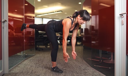Sarah Aarons tek bacaklı deadlift yapıyor
