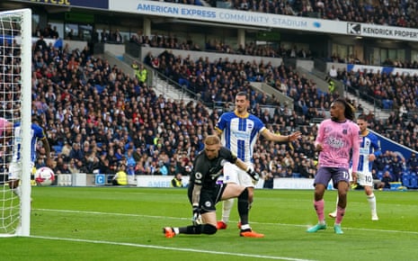 Kiper Brighton and Hove Albion Jason Steele membelokkan bola ke gawangnya sendiri.