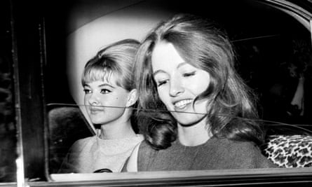 Christine Keeler (à droite) et Mandy Rice-Davies quittant l'Old Bailey après la fin de la première journée d'audience du procès de Stephen Ward en 1963.