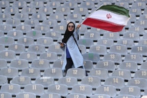 Une Iranienne arrive au stade Azadi de Téhéran pour assister au match de qualification pour la Coupe du monde avec le Cambodge.